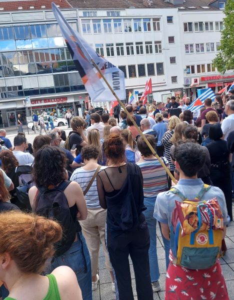 Bei der Kundgebung in Saarbrücken, man sieht viele Menschen von hinten.