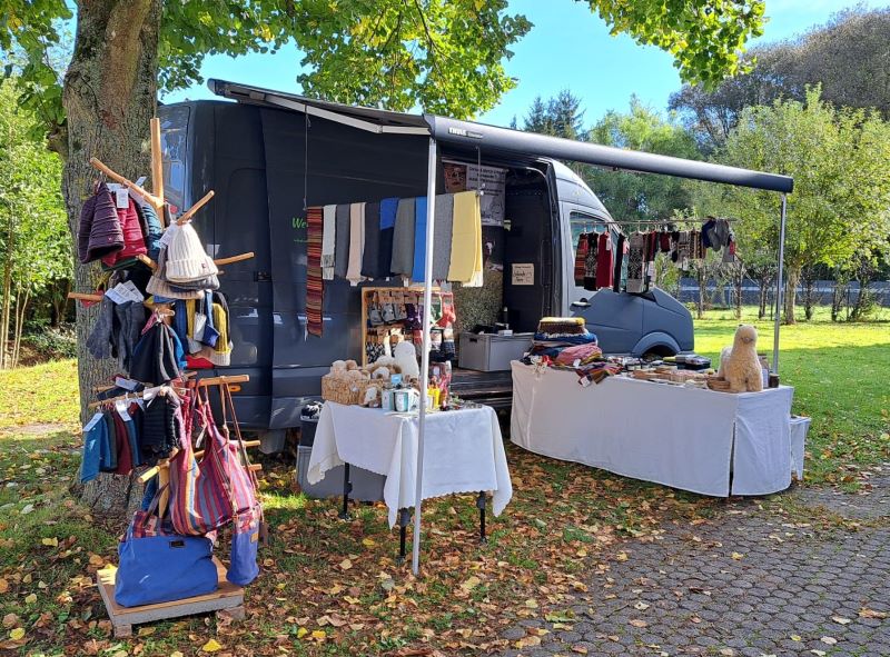 Unser kleiner Marktstand aus dem Crafter heraus im Herbstlaub.